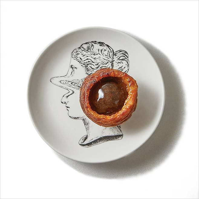 직접 디자인하고 제작한 그릇에 담긴 떡갈비파이는 개당 6천원.