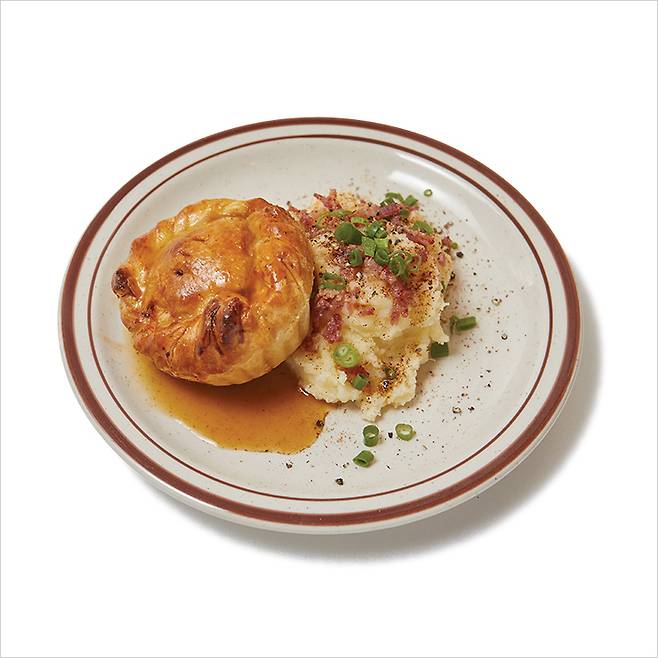 클래식 미트 파이와 메시드 포테이토에 그레이비 소스를 뿌린 클래식 메시 세트는 1만2천원.