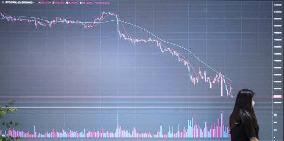 비트코인이 미국 금리인상과 루나코인 사태가 겹치며 내림세를 보이고 있는 12일 서울 강남구 빗썸고객센터 전광판에 암호화폐 시세가 표시되고 있다. 2022.05.12. 사진=뉴시스