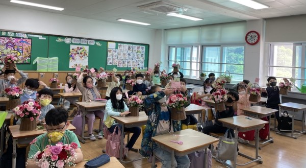 아이들이 학교 수업시간에 만든 ‘어버이날 꽃바구니’.