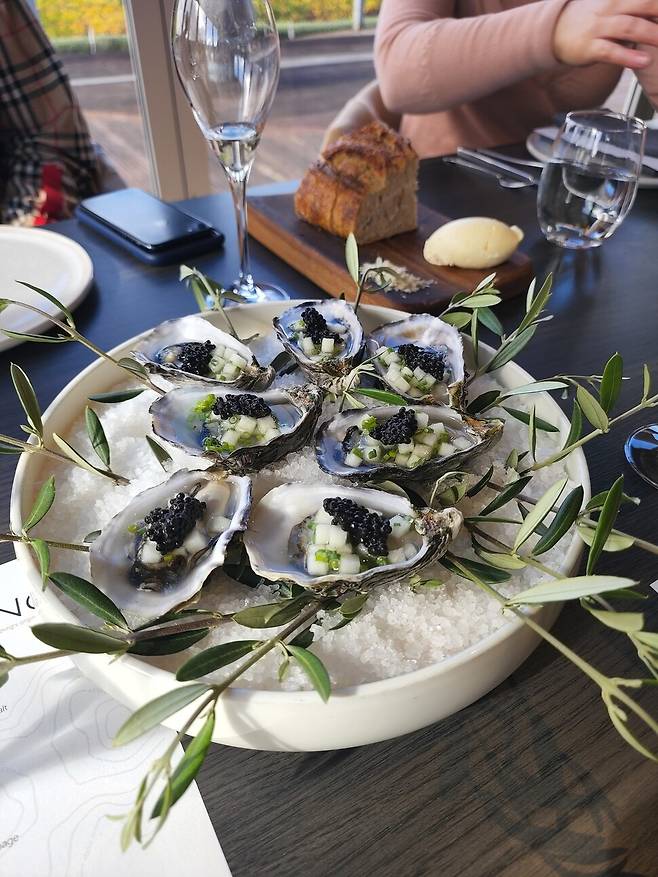 와이너리 식당의 캐비아를 올린 굴 요리. 허윤희 기자