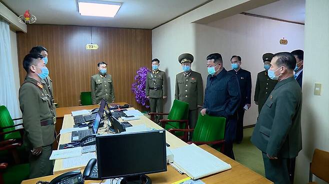 김정은 북한 국무위원장이 지난 12일 국가비상방역사령부를 방문해 코로나19 방역실태를 점검하고 전국적인 전파상황을 요해했다고 <조선중앙티브이>가 13일 보도했다. 연합뉴스
