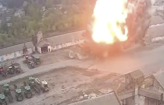러시아군이 점령한 우크라이나 자포리자주 인근 지역의 곡물 창고가 미사일을 맞아 화재가 났다. 드네프로페트로프스크 당국