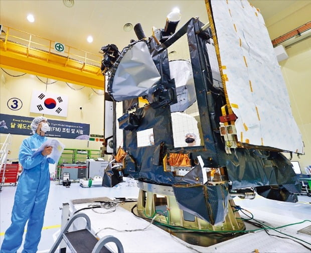 < 달 탐사선 점검 > 한국항공우주연구원 연구진이 오는 8월 발사 예정인 달 탐사선을 점검하고 있다. /항우연 제공