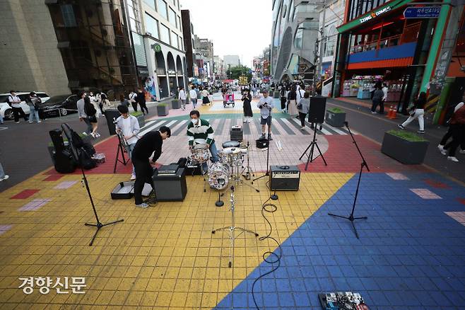 홍대축제거리 한 가운데 버스킹 장비를 설치하고 있는 분리수거 밴드 멤버들. 권도현 기자