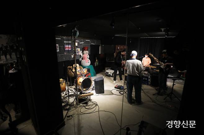 분리수거 밴드 멤버들이 버스킹을 하루 앞둔 지난 6일 서울 성북구 합주실에서 합주를 하고 있다. 1년이 넘어 다시 찾은 합주실은 인터넷 라이브 공연을 했을 때 흔적들만 남은 채 ‘연습’을 위한 공간으로 바뀌었다. 권도현 기자