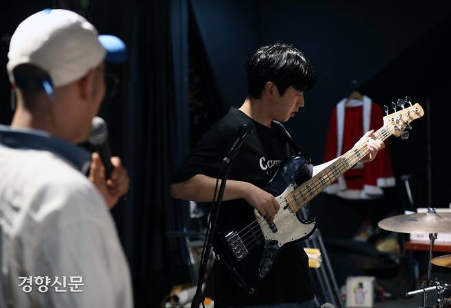 베이시스트 최현수(28)씨가 영화 <위대한 쇼맨>의 OST <The greatest show>의 커버곡을 연주하고 있다. 연습을 마친 그는 버스킹을 앞두고 “이제야 일상으로 돌아온 것 같다는 느낌이 든다”며 “내일 아침은 기분 좋게 일어날 수 있을 것 같아요”라고 말했다. 권도현 기자