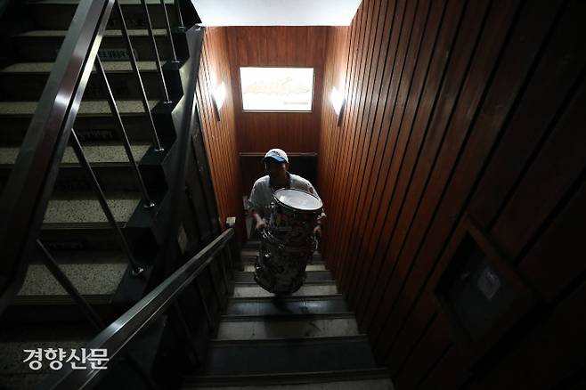 보컬 김석현씨(34)가 연습이 끝난 후 드럼을 승합차에 옮기고 있다.  권도현 기자