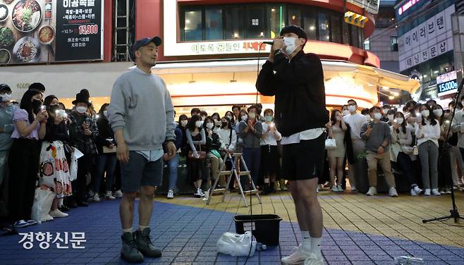 분리수거 밴드의 버스킹 중 올해 결혼한 관객이 신부를 향해 “사랑해”라고 말하고 있다. 공연 초반 다소 긴장돼 보였던 석현씨는 관객들과 이야기하며 점차 능숙하게 공연을 이끌었다. 권도현 기자