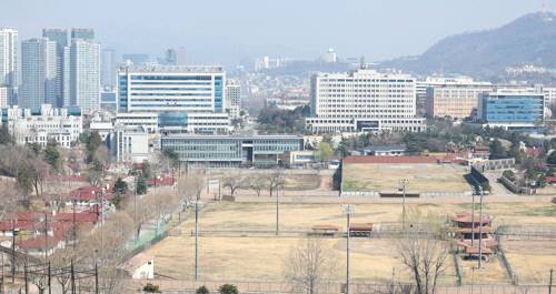 새 정부 대통령 집무실이 들어선 서울 용산구 국방부 청사(오른쪽)와 합동참모본부 전경.  연합뉴스.