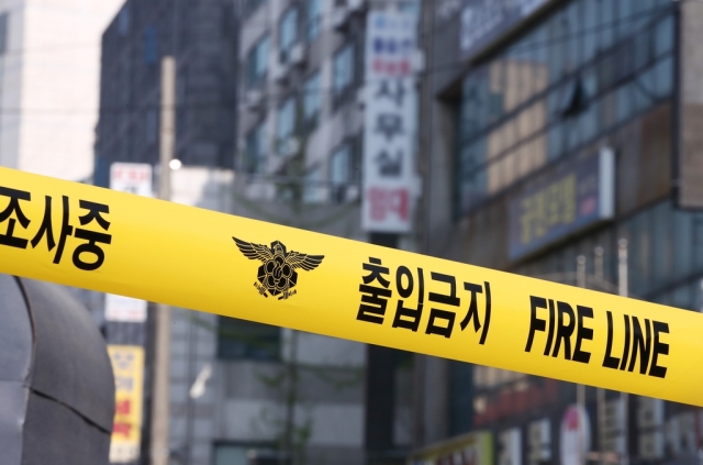 지난달 20일 오전 인천시 남동구 간석동의 한 고시텔 건물 앞에 출입 통제선이 설치돼 있다. 연합뉴스