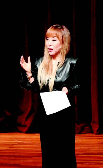 강연에서 자신의 이야기를 하는 조수미 KAIST 초빙석학교수. [사진 제공 = KAIST]