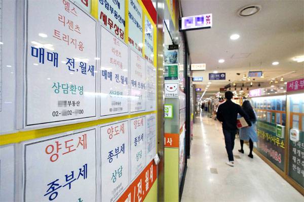 오는 8월 임대차법 시행 2년을 앞두고 전셋값 상승에 따라 전월세 시장 불안이 예상되고 있다. 사진은 서울 송파구 잠실의 한 아파트 상가에 위치한 부동산중개업소. [이충우 기자]