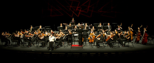이남현 한국장애음악인협회장이 2011년 9월 서울 예술의전당 오페라하우스에서 지휘자 금난새가 이끄는 유라시안필하모닉오케스트라의 연주에 맞춰 오페라 ‘피가로의 결혼’의 아리아 ‘더이상 날지 못하리’(Non piu andrai)를 부르고 있다.  이남현 제공