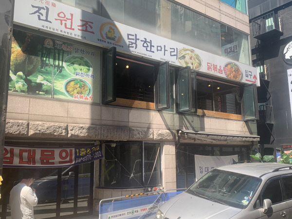 서울 종로구 종각 젊음의 거리 일대에 상가 매물이 쌓이고 있다. 사진은 13일 찾은 일대 상권 모습. 문을 닫은 가게들과 ‘임대 문의’ 현수막을 볼 수 있다.