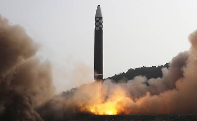 합참은 12일 북한이 동해상으로 미상의 탄도미사일을 발사했다고 밝혔다. 북한의 ICBM 화성-17형 시험발사 장면. 자료사진. [노동신문 홈페이지]