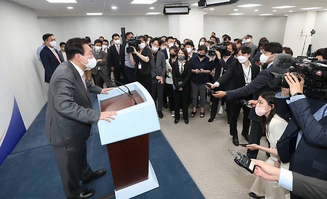 윤석열 대통령이 13일 오후 서울 용산 대통령실 청사 내 브리핑 공간인 오픈라운지에서 기자들과 대화하고 있다. [연합]