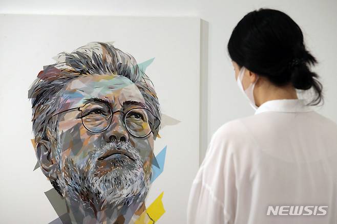 [서울=뉴시스] 조성우 기자 = 13일 오후 서울 중구 로즈앤라임 갤러리에서 문재인 전 대통령에 대한 헌정을 주제로 열린 '문라이즈데이(Moon Rise Day)' 전시회에서 관람객들이 작품을 보고 있다. 2022.05.13. xconfind@newsis.com