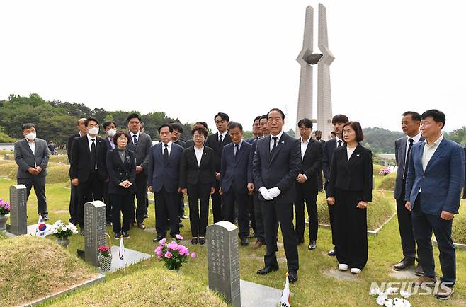 [광주=뉴시스] 변재훈 기자 = 국민의힘 주기환 광주시장 후보를 비롯한 출마자 일동이 6·1 지방선거 후보 등록 첫날인 12일 오전 광주 북구 운정동 국립 5·18민주묘지를 참배하고 있다. 2022.05.11. wisdom21@newsis.com