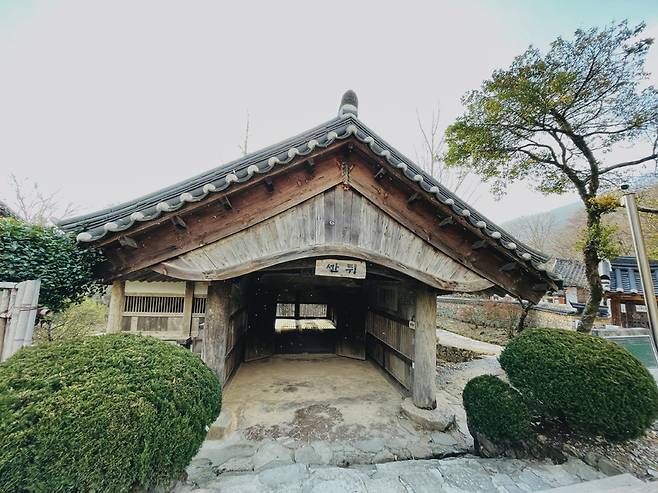 문화재로 지정된 선암사의 뒷간, 눈으로 보는 것이 아니라 안에서 볼일을 보아야 그 진가를 느낄 수 있다.