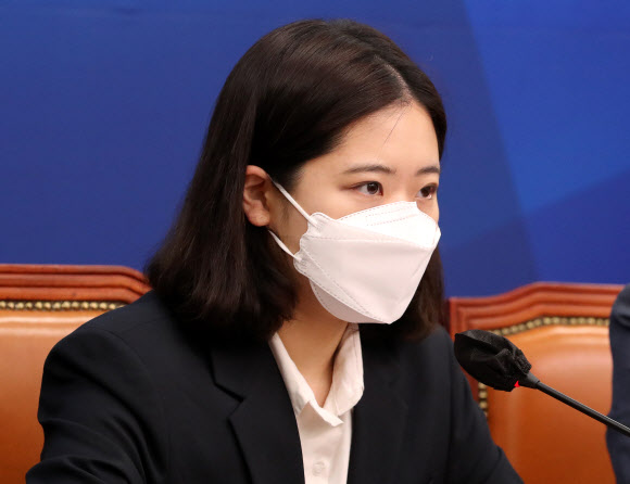 민주당 박지현 공동비상대책위원장은 12일 성비위사건과 연루된 박완주 의원을 제명한다고 밝혔다.연합뉴스