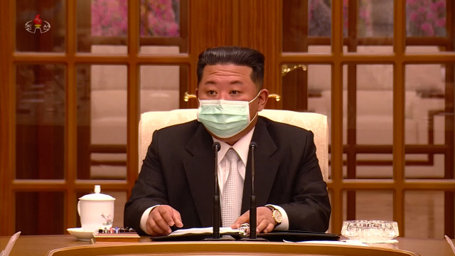 김정은 북한 국무위원장이 12일 노동당 제8기 제8차 정치국 회의에서 마스크를 착용한 채 회의장에 참석했다. 김 위원장이 마스크를 쓴 모습이 공개된 것은 이번이 처음이다. 연합뉴스