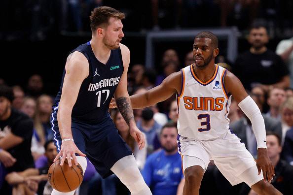 ‘21-22시즌 NBA 플레이오프 2라운드 6차전’에서 루카 돈치치를 막고 있는 크리스 폴. 게티이미지 제공