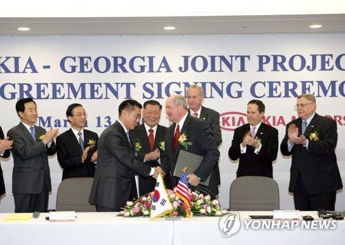 현대차 미국 전기차 공장 설립 보도에 조지아주 관심 현대자동차가 미국 조지아주 전기자동차 공장 설립을 추진하고 있다는 보도에 조지아주 현지의 관심이 높아지고 있다. 사진은 2006년 3월 기아자동차 조지아공장 투자 계약식에 참석한 정몽구 현대차그룹 명예회장(왼쪽에서 네번째). [연합뉴스 자료사진. 재판매 및 DB 금지]