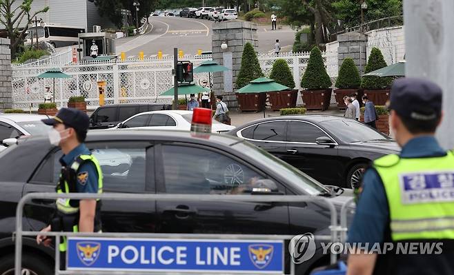 경찰 질서유지선 설치된 대통령 집무실 일대 (서울=연합뉴스) 홍해인 기자 = 13일 서울 용산구 대통령실 부근 삼각지역 일대에 경찰의 질서유지선이 설치돼 있다.
    이날 경찰에 따르면 서울경찰청은 최근 용산경찰서 등 일선에 대통령 집무실 인근 집회 신고가 들어오면 금지 통고한다는 구두 지침을 공유했다.
    경찰 관계자는 "집회 신고는 일단 다 받은 뒤 사안마다 판단할 예정이다. 집회 허용 판단 기준은 서울경찰청 등과 협의해 결정할 것"이라고 원론적인 설명을 내놨지만, 내부적으로는 구두 지침으로 금지 통고를 결정한 상황이다.
    앞서 서울경찰청은 서울행정법원이 성소수자차별반대 무지개행동의 집회 금지 통고 처분 집행정지신청을 일부 인용한 데 대해 법무부의 지휘를 받아 전날 즉시항고했다. 2022.5.13 hihong@yna.co.kr