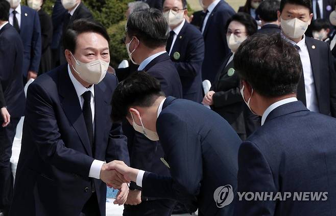 이준석 대표와 인사하는 윤석열 대통령 (서울=연합뉴스) 윤석열 대통령과 이준석 국민의힘 대표가 지난 19일 서울 강북구 국립 4·19민주묘지에서 열린 제62주년 4·19혁명 기념식에 참석해 인사하고 있는 모습. [연합뉴스 자료사진]