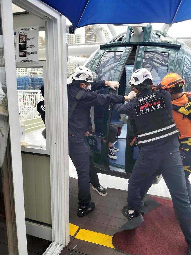속초 대관람차 승객 구조 [강원소방본부 제공.재판매 및 DB금지]
