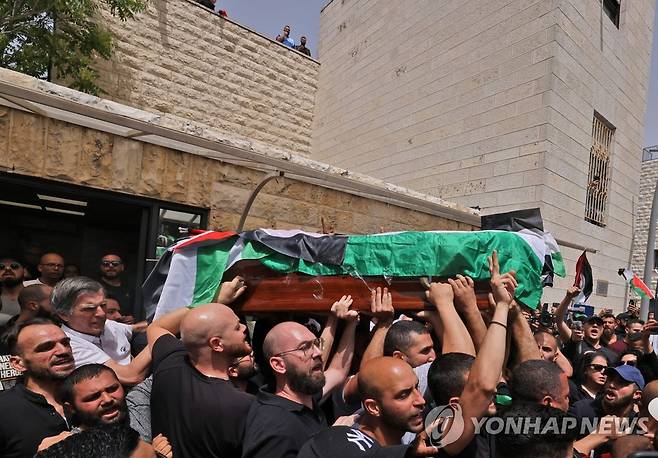 요르단강 서안에서 총격을 받고 사망한 알자지라 기자 시린 아부 아클레의 장례식. [AFP 연합뉴스 자료사진. 재판매 및 DB 금지]