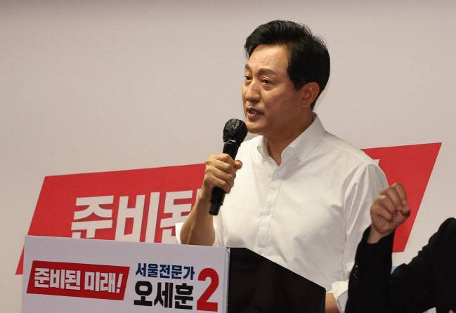 ▲오세훈 국민의힘 서울시장 후보가 14일 서울 중구 한국프레스센터에서 열린 선거사무소 ‘오썸! 캠프’ 개소식에서 자신의 공약을 발표하고 있다.(사진=연합뉴스)