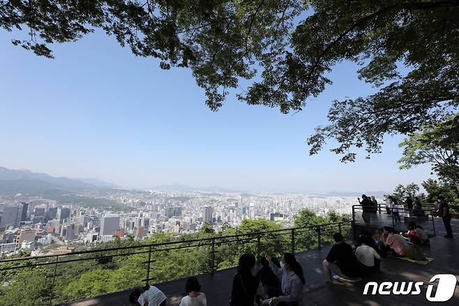 서울 남산공원에서 보이는 파란 하늘. (자료사진) 2021.6.4/뉴스1 © News1