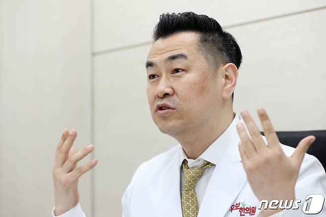 김세윤 원장이 10일 서울 강남구 우보한의원에서 뉴스1과 인터뷰를 하고 있다. 2022.5.10/뉴스1 © News1 조태형 기자