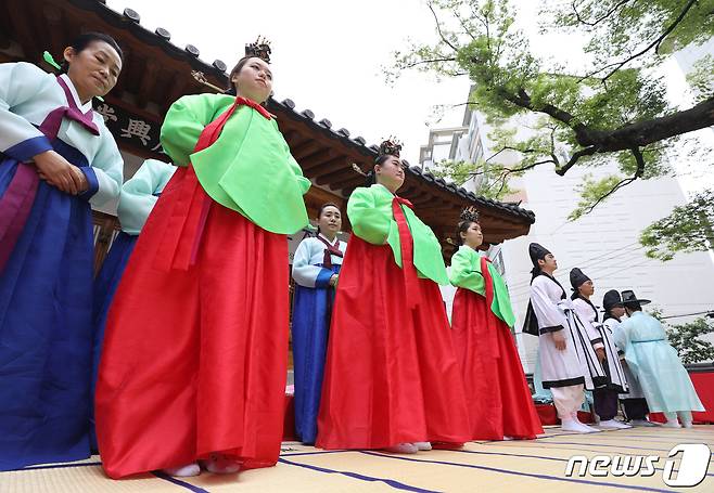 14일 서울 마포구 광흥당에서 열린 전통 성년식에서 참가자들이 성년 의식을 치르고 있다. 마포구는 20세가 된 청년들이 성인이 되었음을 축하하기 위해 전통 성년식을 열고 있으며 이번 행사는 코로나19 이후 2년 만에 열렸다. 2022.5.14/뉴스1 © News1 신웅수 기자