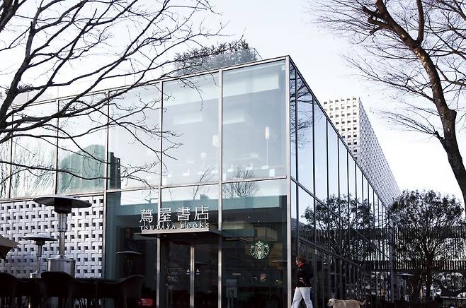 하라 겐야가 2011년 브랜드 디렉팅을 맡은 일본 도쿄의 쓰타야서점 외관. 한자와 영문을 혼용한 간결한 로고 디자인이 특징이다. /HARA DESIGN INSTITUTE