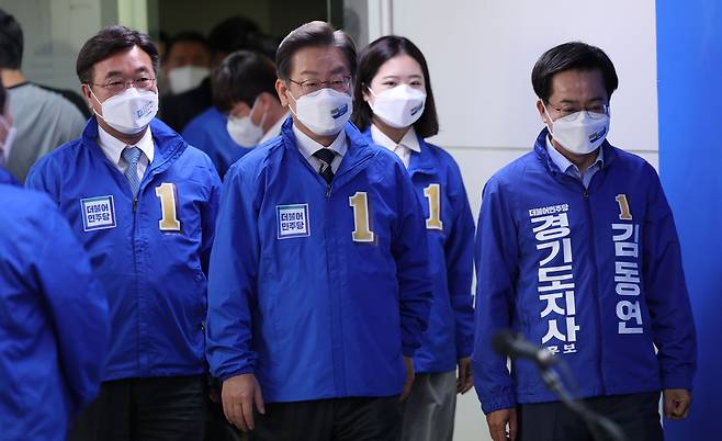 더불어민주당 이재명 총괄선거대책위원장과 김동연 경기도지사 후보가 13일 경기 수원시 팔달구 김동연 경기도지사 후보 사무실에서 열린 제1차 중앙선거대책위원회의에 참석하고 있다. 왼쪽부터 윤호중 공동비상대책위원장, 이재명 총괄선대위원장, 박지현 공동비상대책위원장, 김동연 후보./국회사진기자단
