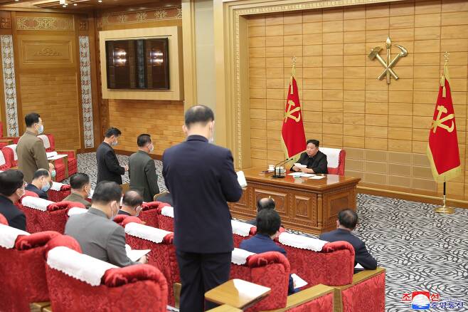 북한 김정은이 당중앙위 본부청사에서 최대비상방역체계의 가동실태 점검 했다고 조선중앙통신이 14일 보도했다./조선중앙통신 연합뉴스