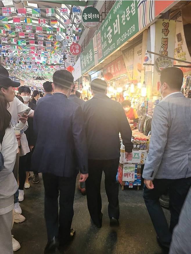 윤석열(가운데) 대통령이 14일 서울 종로구 광장시장을 찾았다. /독자제공 조선일보