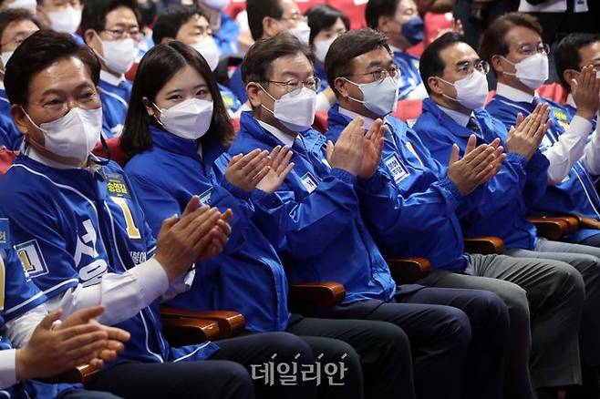 이재명 더불어민주당 총괄선거대책위원장(왼쪽 세번째)과 박지현·윤호중 공동비대위원장이 지난 11일 의원회관에서 열린 전국동시지방선거 및 재보궐선거 더불어민주당 중앙선거대책위원회 출범식 및 공천장 수여식에서 박수를 치고 있다. (공동취재사진) ⓒ데일리안 박항구 기자