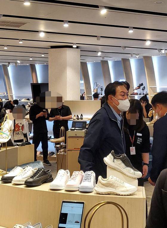 윤석열 대통령과 김건희 여사가 14일 오후 서울 서초구 신세계백화점 강남점의 한 신발매장에서 쇼핑을 하고 있다. (독자 제공) 2022.5.14/뉴스1