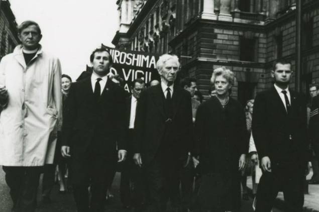 러셀은 평생에 걸쳐 사회 속 문제를 공론화하고 해결책을 모색하기도 했다. 1955년에는 알베르트 아인슈타인을 포함한 10명과 함께 핵무기가 없는 세상을 꿈꾸고, 나라 간의 분쟁을 평화적으로 해결해야 한다는 ‘러셀-아인슈타인 선언’을 발표했다. 반핵 행진에 나선 버트런드 러셀(가운데). 위키피디아 제공