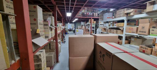 정정중 대표가 운영중인 도매상 ‘정중한 에프앤비’의 가공식품 저장창고 모습. 이종구 기자
