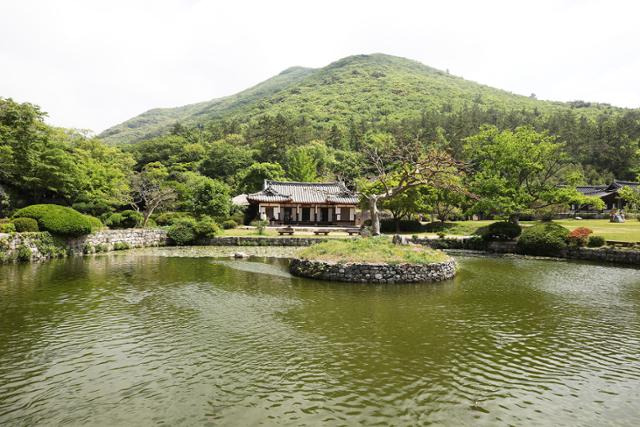 첨찰산을 배경으로 아늑하게 자리 잡은 운림산방. ⓒ박준규