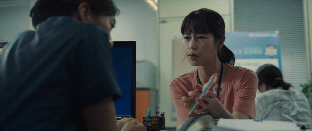 임지연은 '장미맨션'에서 호텔리어 지나 역을 맡았다. 그는 언니를 찾기 위해 경찰서로 향했다. 티빙 캡처