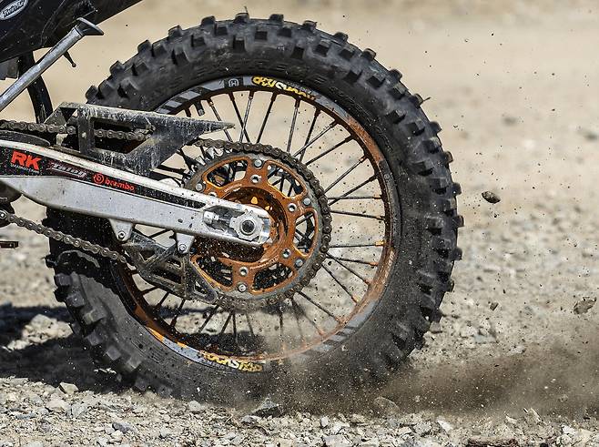 깍두기 모양 타이어는 자갈이나 진흙 같은 비포장길에서 바퀴가 헛돌지 않게 한다.