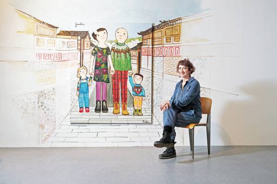 화가 에바 알머슨의 신작 ‘함께’는 서울 북촌 한옥마을에서 산책 중인 가족을 그린 작품이다. 신인섭 기자