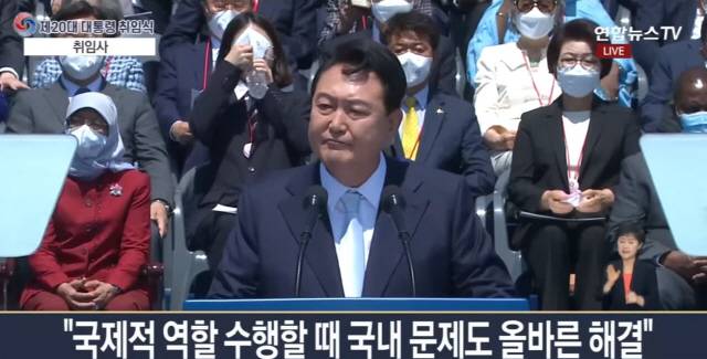 ▲ 윤석열 제20대 대통령 취임식 당시 민주당 박지현 공동비대위원장이 마스크를 올리고 물을 마시고 있다.[연합뉴스TV화면 캡처]