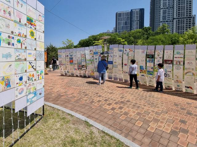 ▲ 제24회 원주한지문화제 ‘한지는 내 친구’를 관람 중인 시민들.